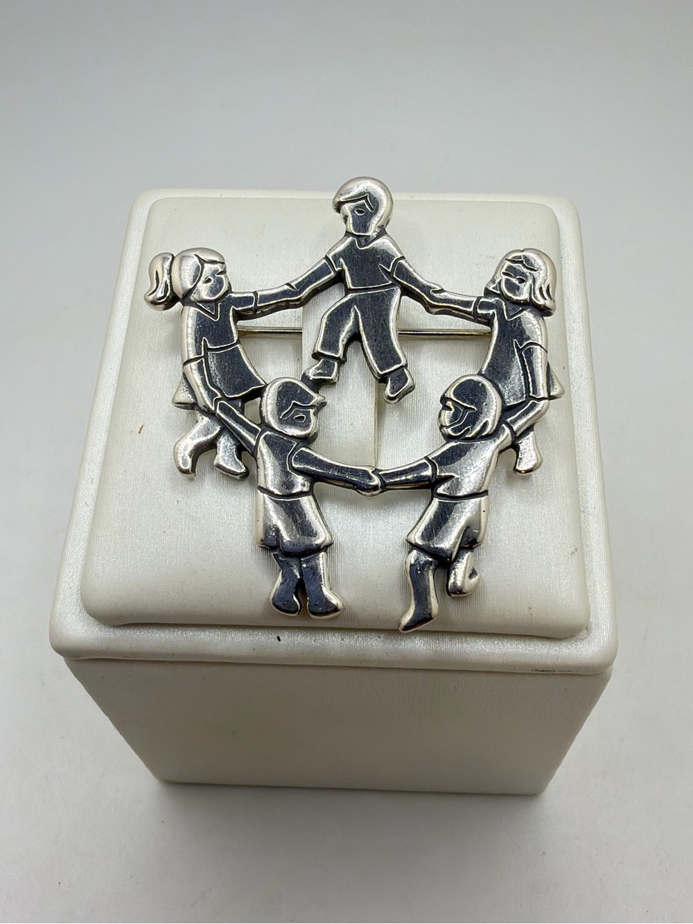 Retired James Avery "Ring Around the Rosie" pin/brooch in sterling silver!
